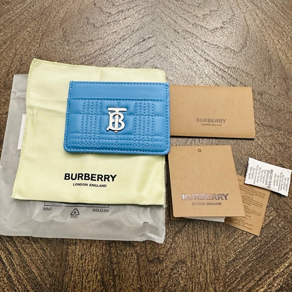 💕Make an offer💕 Burberry Lola card case.